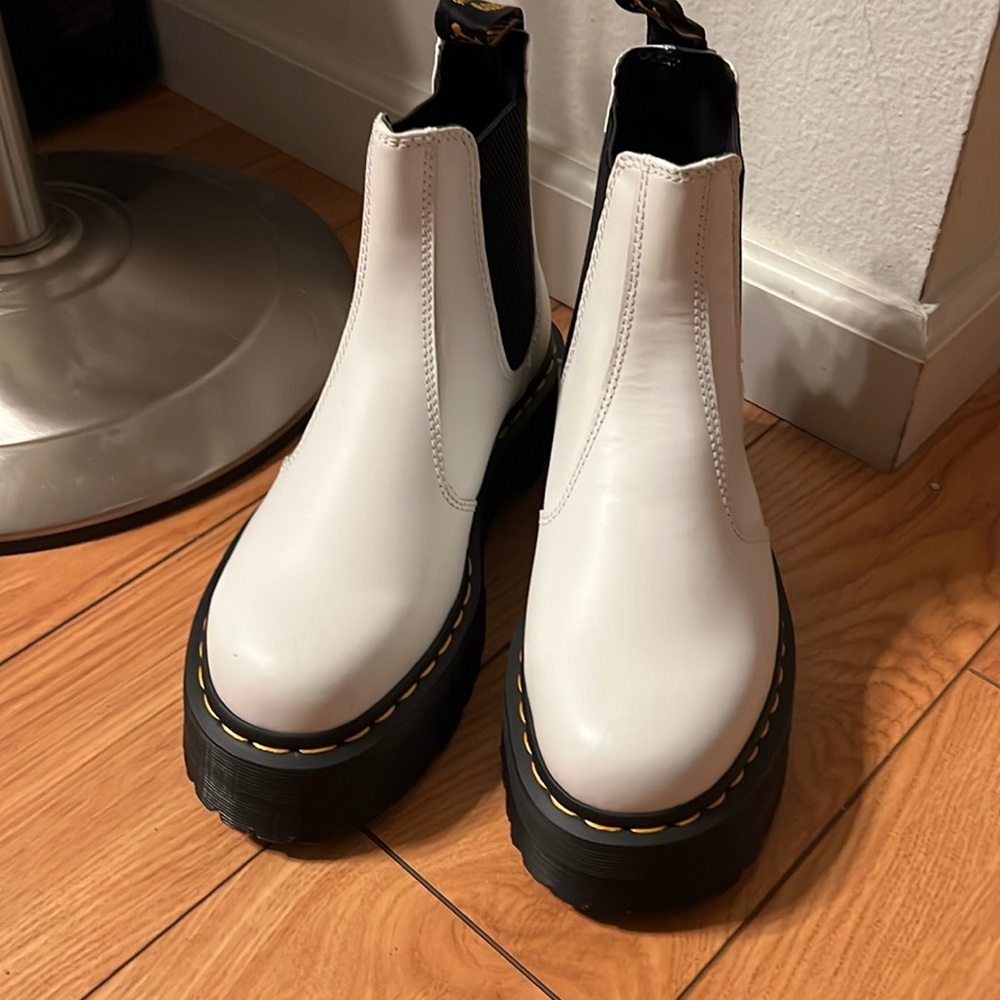 NWOT Dr Martens 2976 Platform Chelsea Boot
